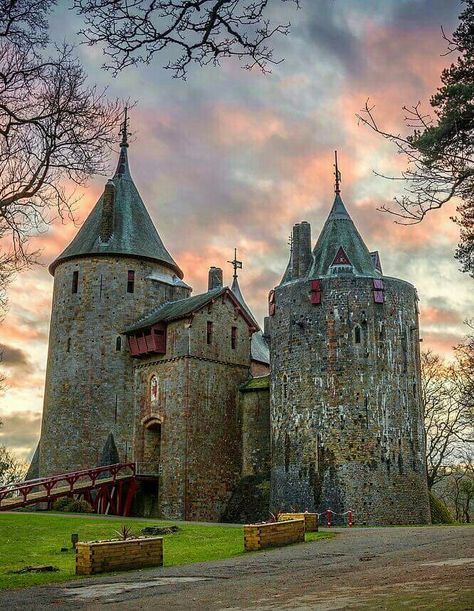 Castle Coch, Wales Welsh Castles, Old Castle, Chateau Medieval, Castle Mansion, Cardiff Wales, European Castles, Castle Ruins, Castle House, Beautiful Castles