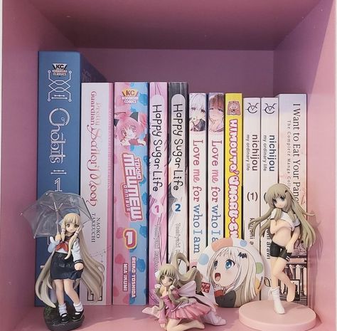 Kawaii Manga Shelf, Cutecore Shelf, Room Inspo Anime, Kawaii Shelf, Manga Shelf Ideas, Anime Shelves, Kud Wafter, Bedroom Kawaii, Manga Shelves