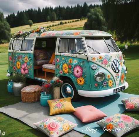 Combi Hippie, Earth Kitchen, Illusion Pictures, 60s Hippie, Hippie Bus, Combi Volkswagen, Combi Vw, Hippie Van, Relaxing Yoga