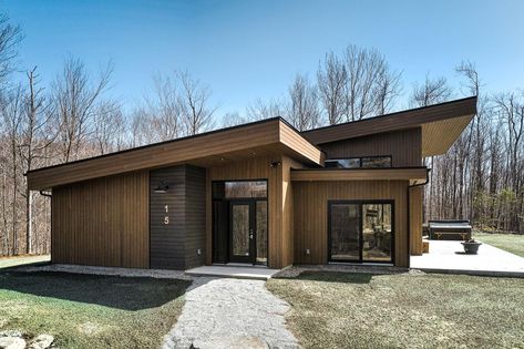 Coup de coeur pour ce superbe chalet construit en 2020 à Bolton-Est en Estrie - Joli Joli Design Chalet Architecture, House Extension Design, Extension Designs, House Extension, Cottage Plan, House Extensions, Barndominium, Lake House, Architecture Design