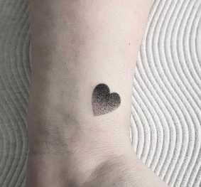 Tiny Dotted Heart Tattoo Purple Heart Tattoos, A Heart Tattoo, Tattoo Klein, 40 Rocks, Black Heart Tattoos, Cousin Tattoos, Tiny Bird Tattoos, Pretty Flower Tattoos, Seashell Tattoos