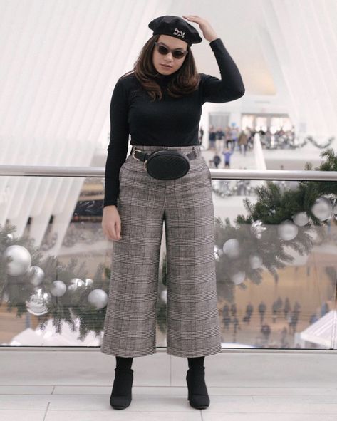 Black Beret Outfit, Gaucho Pants Outfit, Monochrome Outfit Casual, Beret Outfits, Beret Outfit, Gaucho Pants, Jean Jacket Outfits, Look Plus Size, Monochrome Outfit