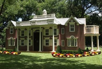 Extreme Makeover - Kid's Playhouse Edition! Not really, but check out these lavish playhouses.... that I could live in. Diy Playhouse Plans, Kids Playhouse Plans, Luxury Playhouses, Outside Playhouse, Custom Playhouse, Kids Indoor Playhouse, Playhouse Plans, Indoor Playhouse, Diy Playhouse