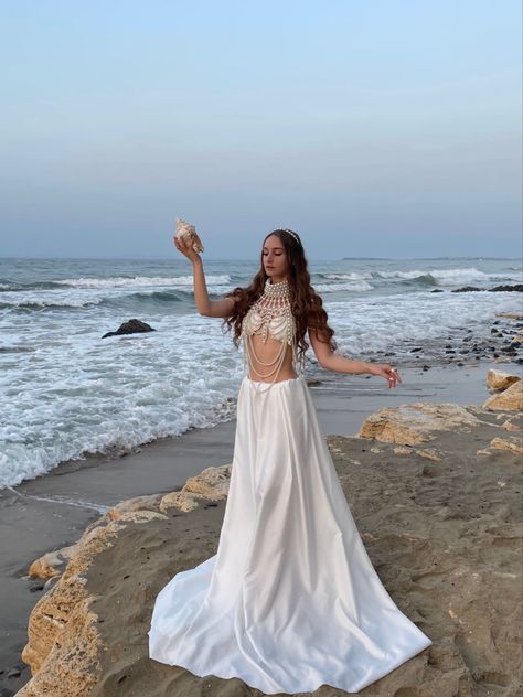 Siren Aesthetic Fashion, Sea Witch Outfit Aesthetic, Sea Nymph Outfit, Sea Nymph Aesthetic Outfit, Vanessa Little Mermaid Aesthetic, Ariel Vanessa, Water Nymph Aesthetic, Sea Siren Costume, Siren Woman