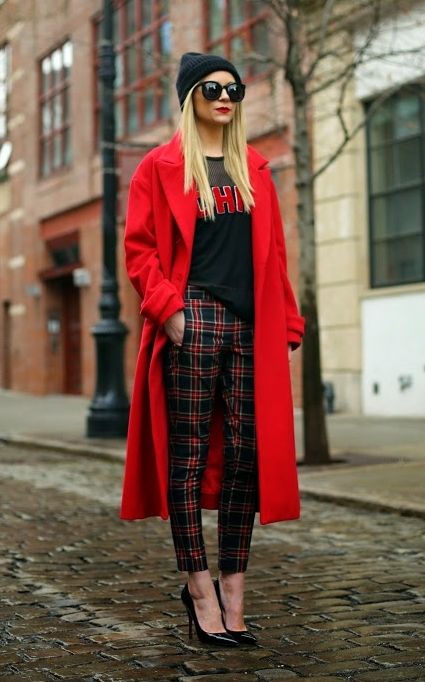 ♡✿♔Creole-Belle♔✿✝♡ ♥ @AllieKayofficial ♥ Red Pants Outfit, Plaid Pants Outfit, Red Plaid Pants, Sweatshirt Street Style, Ray Ban Wayfarer, Ray Ban Aviator, Smart Outfit, Fashion Blogger Style, Red Coat