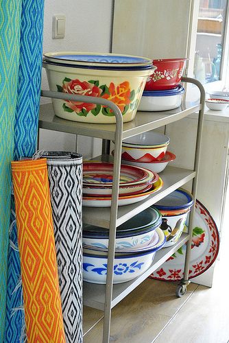 dans un coin de la cuisine bassines et plats en émail décoré Boho Kitchenware, Enamel Dishes, Enamel Ware, Enamel Bowl, Vintage Enamelware, Vintage Kitchenware, Cute Kitchen, Home Tools, Vintage Dishes