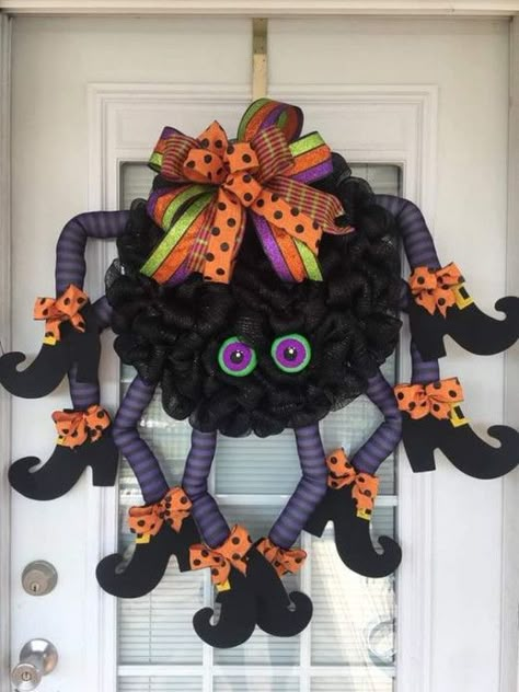 Porta Halloween, Easy Outdoor Halloween Decorations, Fun Diy Halloween Decorations, Moldes Halloween, Spider Wreath, Halloween Decorations To Make, Halloween Mesh Wreaths, Outdoor Halloween Decorations, Spider Decorations