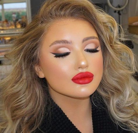 Casino Royal Makeup, Casino Night Makeup, Casino Makeup, Best Makeup Looks, Seductive Makeup, Vegas Makeup, Showgirl Costume, Vegas Showgirl, Visit Las Vegas