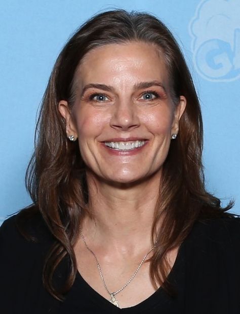 HAPPY 58th BIRTHDAY to TERRY FARRELL!! 11/19/21 Born Theresa Lee Farrell, American actress and fashion model. She is best known for her roles as Jadzia Dax in the television series Star Trek: Deep Space Nine and as Regina "Reggie" Kostas in the comedy series Becker. Terry Farrell Actress, Happy 58th Birthday, Nana Visitor, Nancy Travis, Star Trek Theme, Terry Farrell, Film Star Trek, Star Trek Deep Space Nine, 58th Birthday