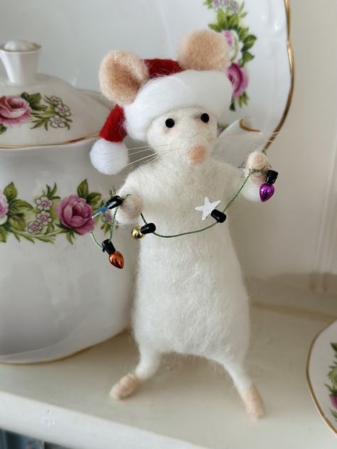 Xmas is coming for the mice!  These cuties are the latest Xmas ornaments from Jane; the first is in his festive hat, and is ready to go skiing with his tiny poles; the second is holding a string of tiny twinkly lights.  These OOAK mouse are around 5 inches tall, with the tail acting as a support so they are fully free standing, or can be hung from your tree by a red ribbon.  Making time 1-2 weeks These adorable little mice are needlefelted using the traditional dry needle felting technique from Needle Felted Mice, Mice Ornaments, Felted Mice, Needle Felted Ornaments, Mouse Crafts, Felt Snowman, Needle Felting Diy, Needle Felted Christmas, Felt Gifts