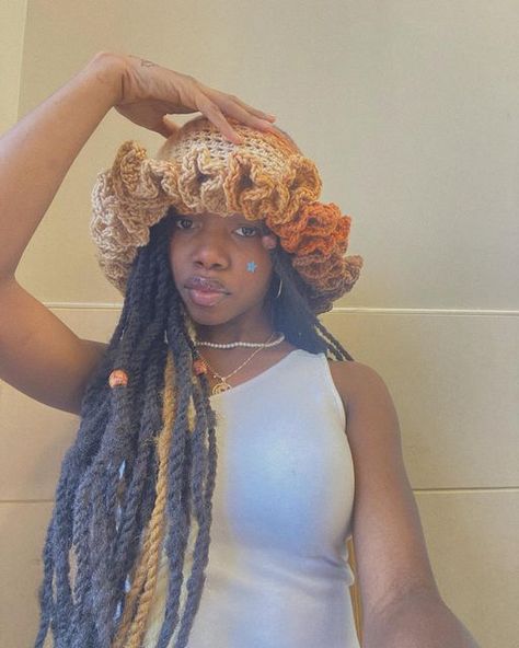 Crochet Hats Black Women, Floppy Crochet Hat, Brown Crochet Hat, Brown Crochet Bucket Hat, Crochet Hat Outfit, Black Crochet Hat, Crochet Bucket Hat Free Pattern, Easy Crochet Bucket Hat, Chunky Crochet Beanie