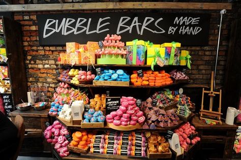 Lush Shop, Lush Store, Bath And Body Perfume, Lip Scrub Homemade, Lush Bath, Lush Products, 타이포그래피 포스터 디자인, Lush Cosmetics, Bubble Bars