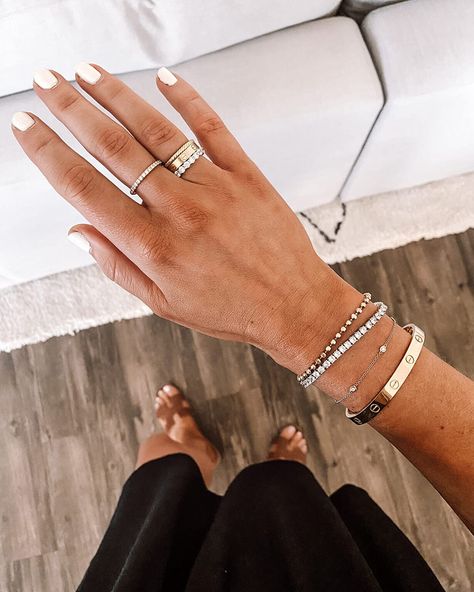 Minimal Chic Jewelry, How To Wear Multiple Rings, Cartier Love Ring, Amazon Jewelry, Bracelet Stacks, High End Jewelry, Gold Outfit, Fashion Jackson, Cartier Jewelry