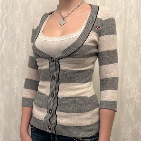 Y2K 2000s Grey & White Striped Vampire Girlfriend Half Sleeve Hollister Cardigan #y2k #y2kfashion #2000s #2000sfashion #hollister #bellaswan #twilight #vampire Stripe Cardigan Outfit, White Cardigan Outfit, Vampire Girlfriend, Early 2000s Outfits, Hollister Cardigan, Y2k Cardigan, Easy Diy Clothes, Cardigan Y2k, 2000s Clothes