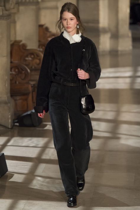 Lemaire Fall 2016 Ready-to-Wear Fashion Show Black Runway, Black Clothes, Outfit Look, Mode Inspo, 가을 패션, Fall 2016, Looks Vintage, Look Fashion, Runway Fashion