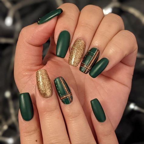 Simple Christmas Nails Green And Gold, Christmas Green Gel Nails, Green Nails Xmas, Christmas Nails Green And Gold, Nail Ideas Hoco, Gel Nails Green, Green Christmas Nail Ideas, Green And Gold Nails, Green Christmas Nail