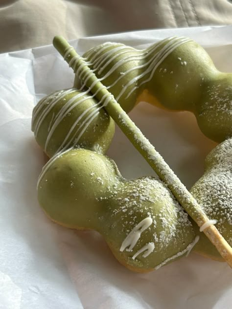 Matcha Donut, Matcha Shake, Matcha Dessert Recipes, Mochi Donut, Matcha Mochi, Matcha Cheesecake, How To Make Matcha, Green Snacks, Matcha Dessert