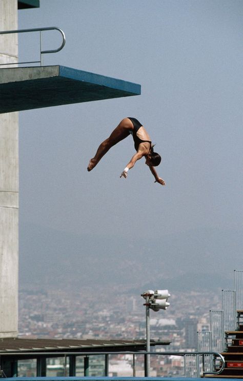 Bob Martin, 33 years old and little known outside the UK at the time, is the man ultimately responsible for creating a shot that not only defined a magical edition of the Olympic Games but also summed up the invigorating feel-good factor that envelopes the Olympic Movement.While a gaggle of global photographers snapped Fu during her gold medal-winning dives, it was all made possible by Martin’s vision and foresight. Olympics Swimming Aesthetic, Olympic Photography, Olympic Aesthetic, Olympics Aesthetic, La Olympics, Vintage Exercise, Olympic Diving, American Athletes, Olympic Swimming