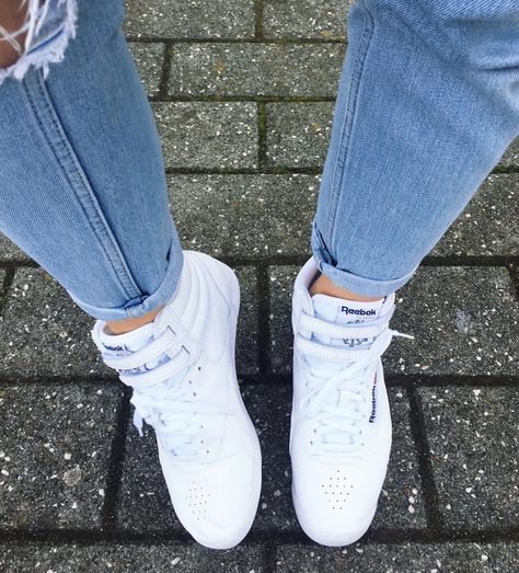 Reebok freestyle hi top classics MOTO mom jeans 80s fashion Reebok High Tops Outfit 80s, High Top Reebok Outfit, Reebok Freestyle Hi Outfit, High Top Outfit, White Reebok Shoes, Reebok Outfit, Reebok High Tops, Reebok Freestyle Hi, High Tops Outfit