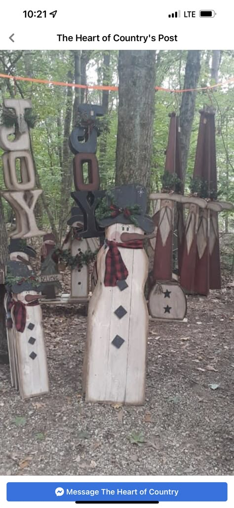 Primitive Wood Snowman, Wooden Grinch, Christmas Bazaar Crafts, Primitive Santas, Grinch Decorations, Christmas Bazaar, Christmas Craft Show, Wooden Snowmen, Primitive Wood Crafts