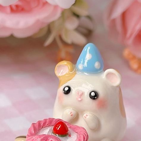 Kiyoyo | Polymer clay buddies & Stickers 💕 on Instagram: "Two cute desk buddies are added to my shop and available to adopt! 🥹  🐹birthday hamster with a strawberry cake  👻baby ghost with smiling tomato 🍅  What should i make next? 🌟 . . . #polymerclay #clayart #trinket #deskbuddy #mini #kawai #handmade #claysculpture" Polymer Clay Hamster, Kawaii Clay Art, Hamster Clay, Clay Birthday Cake, What To Make With Clay, Pottery Cute, Desk Buddies, Whimsical Pottery, Stickers On Instagram