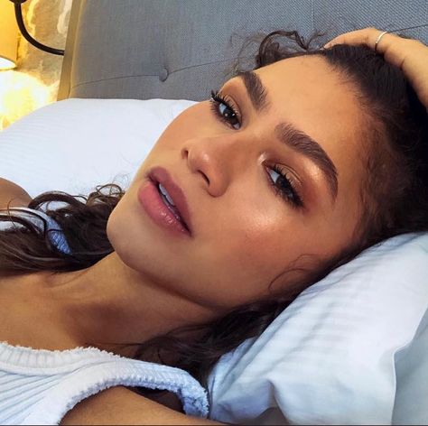 Mode Zendaya, Hair Science, Zendaya Style, Fashion Words, Zendaya Coleman, Beauty Shots, Teen Vogue, Makeup Inspo, Maquillaje De Ojos