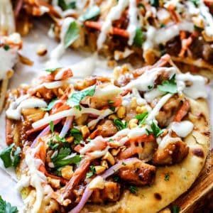 Thai Flatbread, Thai Chicken Flatbread, Chicken Flatbread Recipes, Pizza Type Recipes, Asian Peanut Sauce, Thai Chicken Pizza, Chicken Flatbread Pizza, Naan Flatbread, Chicken Pizza Recipes