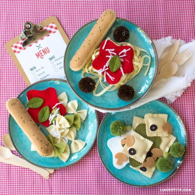 Felt Food - Lia Griffith Felt Pasta, Costume Dinosaure, Felt Food Diy, Felt Food Patterns, Felt Fruit, Play Food Set, Pretend Play Food, Felt Play Food, Pretend Food