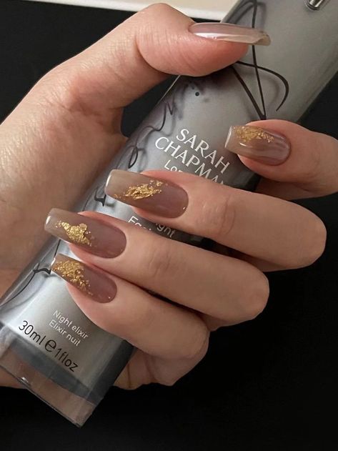 Nail Marble Gold Foil, Light Brown Press On Nails, Brown Gold Nails Design, Gold Coffin Acrylic Nails, Gold Line Nail Design, Brown Nails With Gold, Brown Gold Nails, Gold Foil Nail Designs, Brown And Gold Nails