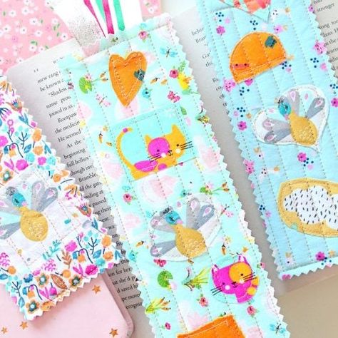 Easy bookmarks to sew with fabric scraps - Easy Peasy Creative Ideas Fabric Bookmarks Diy Free Pattern, Fabric Bookmarks Diy, Sew Bookmarks, Easy Bookmarks, Fabric Bookmarks, Bookmark Ideas, Reading Accessories, Bookmarks Kids, Pinking Shears