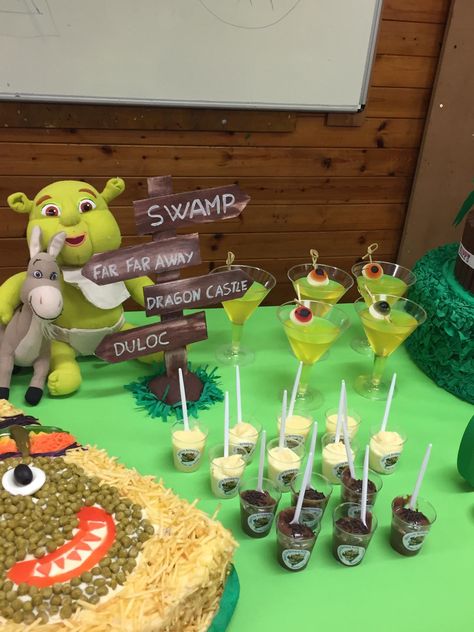 Shrek Dessert Table, Shrek Themed Desserts, Shrek Party Snacks, Shrek Bridal Party, Shrek Charcuterie Board, Shrek Centerpieces Party Ideas, Shrek Bday Party, Shrek Baby Shower Theme, Shrek Centerpieces