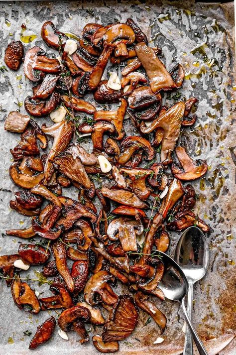 Crispy Roasted Mushrooms with Garlic & Thyme - Cristina's Kitchen Roasted Shitake Mushroom, Roasted Tomatoes And Mushrooms, Roasted Mushrooms And Zucchini, Mushroom Oven Recipes, Crispy Mushroom Chips, Mushroom Stems Recipes, How To Prepare Mushrooms, Mixed Mushroom Recipes, Mushroom Asparagus Recipes