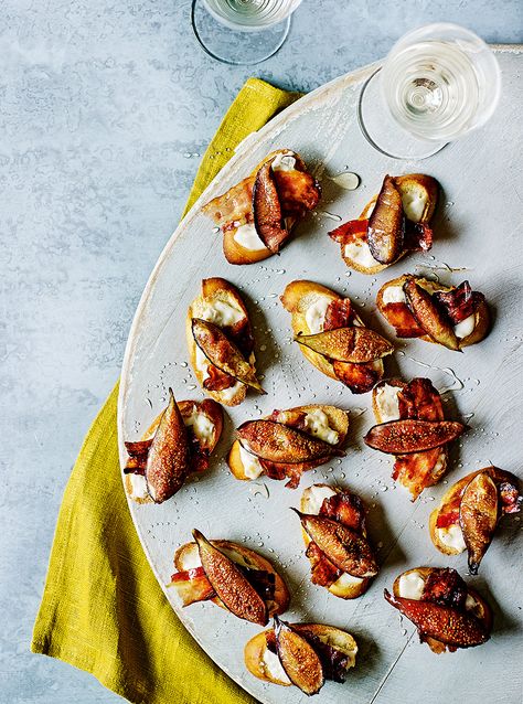 A canapé recipe of crunchy crostini's topped with figs roasted in truffle honey, pancetta and gorgonzola – because, what more could you want in a dinner party nibble? Dinner Party Nibbles, Tavern Recipes, Delicious Canapes, Fig Appetizer Recipes, Fig Appetizer, Gorgonzola Recipes, Truffle Honey, Christmas Canapes, Nibbles For Party