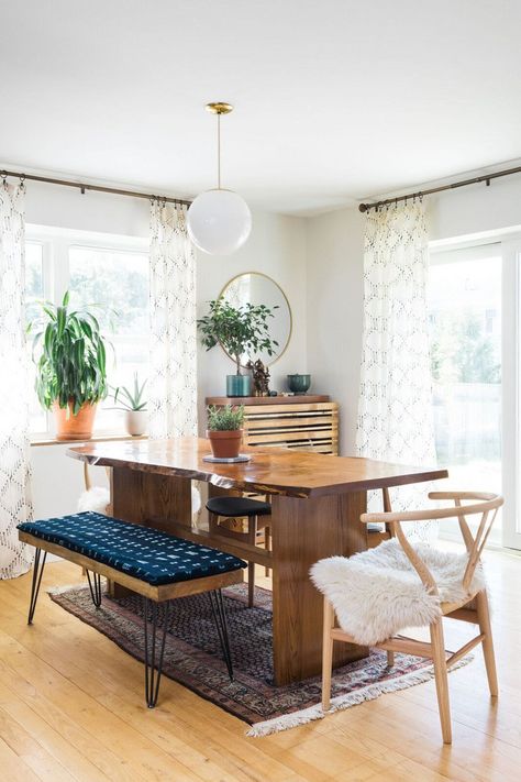 A Suburban Home Gets A Contemporary-Bohemian Makeover Boho Chic Dining Room, Living Room Boho Chic, Bohemian Dining Room, Dream Dining Room, Boho Dining Room, Chic Dining Room, Dining Room Table Centerpieces, Elegant Dining Room, Dining Room Bench