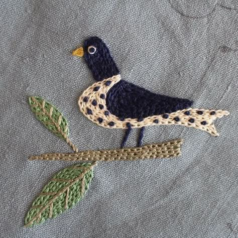 Bordado Jacobean, Crewel Embroidery Tutorial, Yumiko Higuchi, Crewel Embroidery Kits, Hand Embroidery Videos, Learn Embroidery, Bird Embroidery, Embroidery Tutorial, Crewel Embroidery