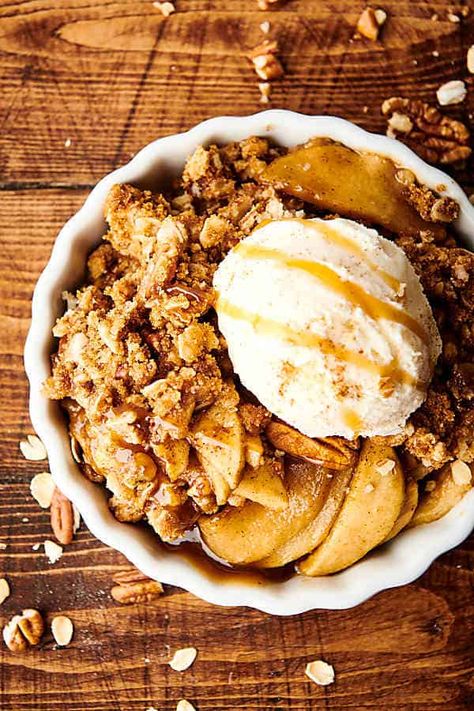 This Apple Crisp Recipe is so easy to make and SO YUMMY! An ooey-gooey filling made up of tart Granny Smith apples, caramelly brown sugar, cinnamon, and nutmeg sprinkled with a crispy oat and toasted pecan topping! #warm #apple #crisp #crispytopping #grannysmithapples Caramel Apple Desserts, Apple Dump Cake Recipe, Caramel Apple Dump Cake, Best Apple Crisp, Apple Crisp Recipe, Apple Crisp Easy, Apple Dump Cakes, Caramel Apple Cheesecake, Oat Crumble