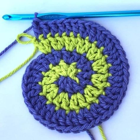 Granny Spiral Crochet Free Pattern, Crochet Spiral Tutorial, How To Crochet Spirals, Crochet Spiral Blanket, Useful Things To Crochet, Crochet A Spiral, Crochet Spirals, Spiral Crochet Pattern, Crochet Spiral