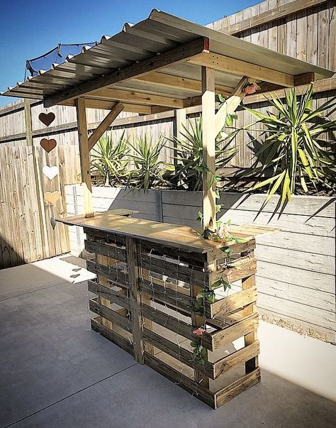 Pallet Bar Diy, Outdoor Bbq Area, Diy Outdoor Bar, Outdoor Patio Bar, Backyard Bar, Apartment Patio Decor, Patio Decorating Ideas On A Budget, Outdoor Diy Projects, Backyard Diy Projects