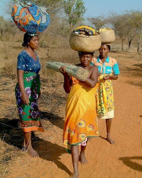 Madagascar Travel, Afrique Art, Travel Clothes Women, African People, African Countries, African Culture, People Of The World, African Beauty, East Africa