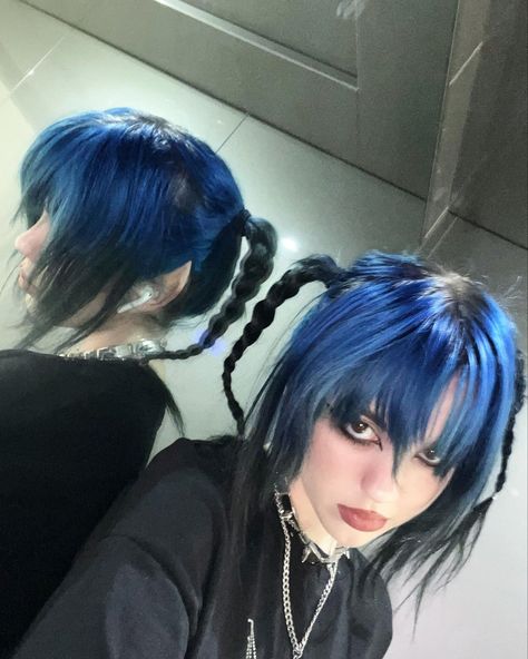 Blue Hair With Black Roots, Blue Ghost Roots, Blue Roots Black Hair, Blue Roots, Short Grunge Hair, Gothic Hairstyles, Goth Hair, Bangs With Medium Hair, Alt Girls