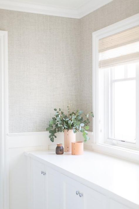 Powder Room Neutral Wallpaper, Wallpaper White Bathroom, Grey And White Bathroom Wallpaper, Linen Wallpaper Bathroom, Powder Room Textured Wallpaper, Textured Wallpaper Powder Room, Textured Wallpaper Half Bath, Subtle Wallpaper Bathroom, Textured Wallpaper Bathroom Ideas