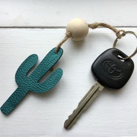 Leather Keychain Diy, Cactus Keychain, Diy Leather Earrings, Diy Leather Projects, Leather Jewelry Diy, Leather Diy Crafts, I Am Back, Themed Crafts, Leather Projects