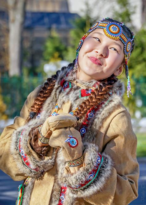 Девушка в национальном костюме.(Так одеваются чукчи, тунгусы-эвенки, якуты и камчадалы) Inuit People, North Asia, Costumes Around The World, Beauty People, Unique Faces, Illustration Fashion Design, Traditional Fashion, Folk Costume, People Of The World