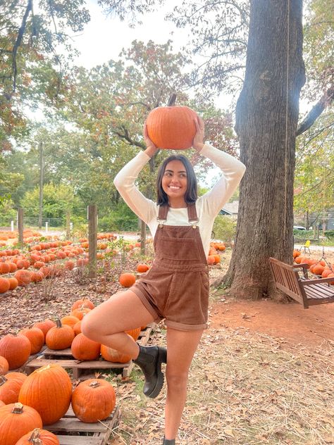 Pumpkin Patch Outfit For Hot Weather, Shortalls Outfit Fall, Pumpkin Patch Outfit Aesthetic, Short Overalls Outfit Fall, Overall Shorts Outfit Fall, Pumpkin Patch Outfit Black Women, Pumpkin Patch Outfit Ideas, Pumpkin Patch Outfit Hot Weather, Cute Pumpkin Patch Outfits