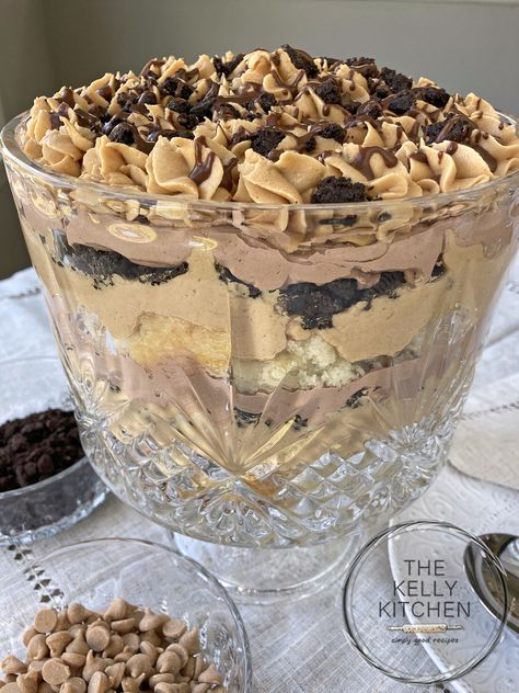 Trifle Bowl Desserts, Chocolate Crunchies, Bowl Desserts, Trifle Bowl Recipes, Punch Bowl Cake, Black Color Hairstyles, Cake Peanut Butter, Trifle Dessert Recipes, Trifle Recipes