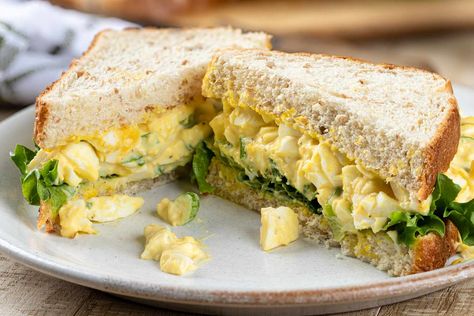 Classic Egg Salad Recipe, Best Egg Salad Recipe, Easy Egg Salad, Classic Egg Salad, Creamy Salad Dressing, Egg Salad Sandwiches, Sandwich Fillings, Egg Salad Recipe, Simple Sandwiches