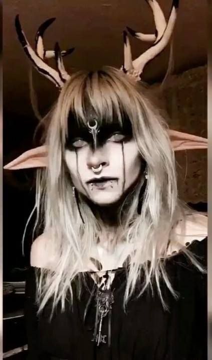 Dark Elf Makeup, Wendigo Costume, Demon Halloween Costume, Demon Makeup, Demon Costume, Creative Halloween Makeup, Fantasy Make-up, Halloweenský Makeup, Halloween Make-up Looks