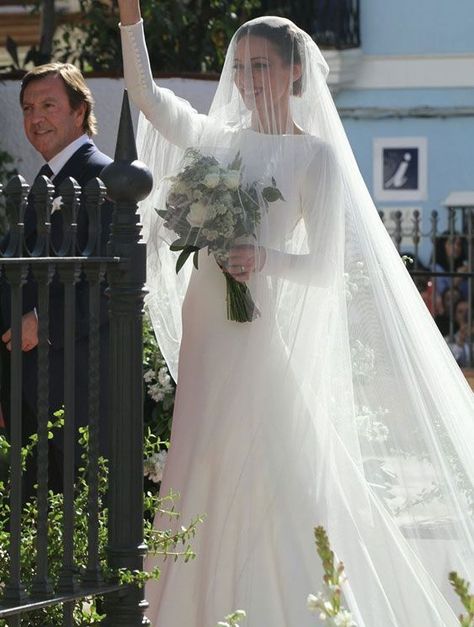 Dress Long Elegant, Wedding Dress And Veil, Timeless Wedding Dress, Bride Veil, White Wedding Dress, Fitted Wedding Dress, Classy Wedding, Modest Wedding, A Wedding Dress