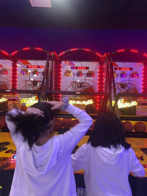 Arcade Friends Aesthetic, Friends Playing Video Games Aesthetic, Arcade Aesthetic Friends, Arcade With Friends, Arcade Pics, Basketball Friends, Hoodie Photoshoot, Fair Pictures, South Korea Photography