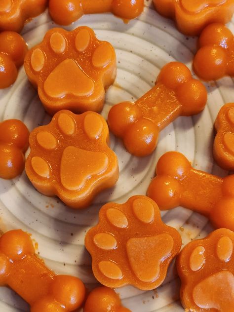 Easy Carrot Pupsicle Frozen Dog Treats Frozen Dog Treats With Applesauce, Frozen Carrot Dog Treats, Pumpkin Dog Treats Easy Frozen, Apple Carrot Dog Treats, Carrot Dog Treats, Frozen Dog Treats Recipes, Healthy Summer Treats, Carrot Dogs, Dog Treat Recipe